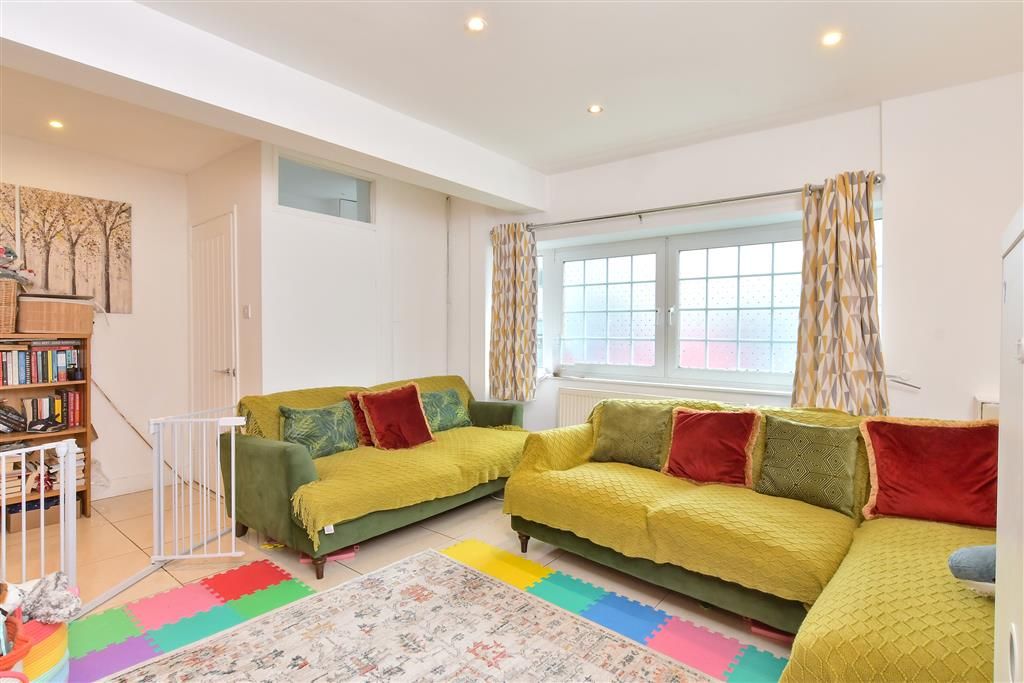 Property photo 1 of 10 Lounge
