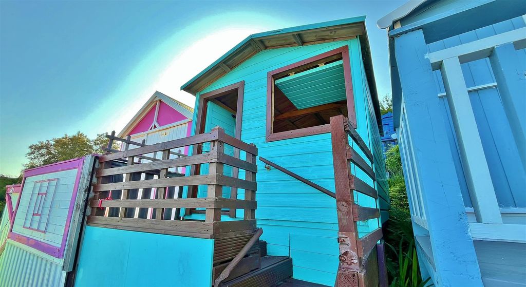 Property photo 1 of 6 Beach Hut