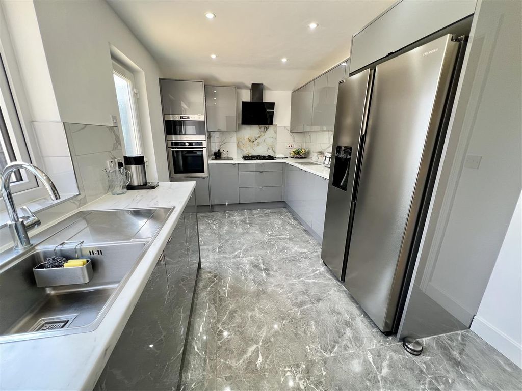 Property photo 3 of 13 Fitted Kitchen