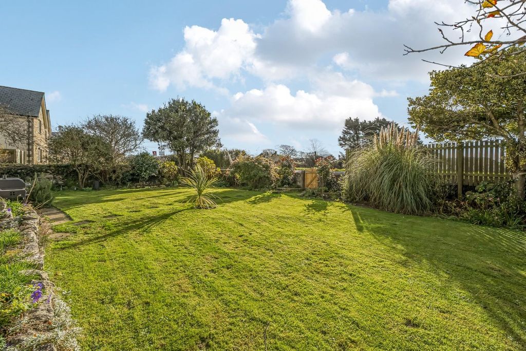 Property photo 3 of 27 Front Garden