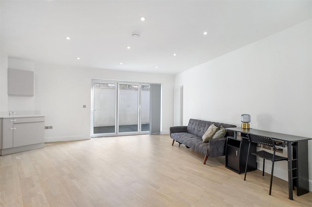 Property photo 3 of 20 Flat 3, Eagle House - Lngjpvqsgomxxda61Baq.Jpg