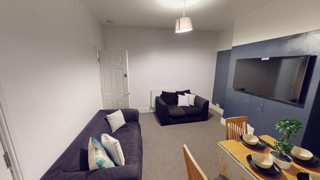 Property photo 1 of 13 Living Room