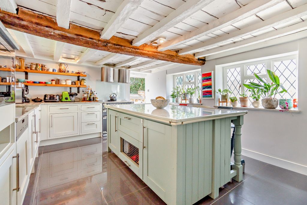 Property photo 2 of 30 8648450-Interior04-800