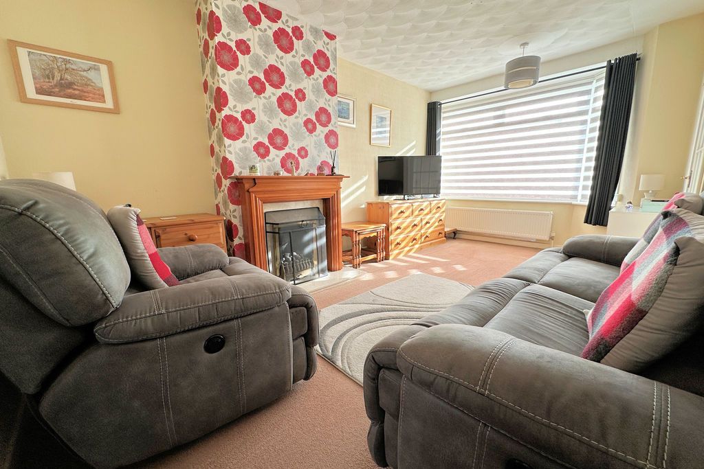 Property photo 3 of 13 Lounge