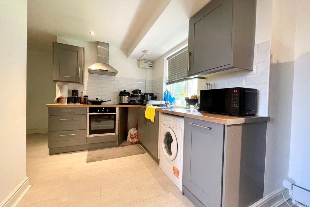 Property photo 3 of 6 Kitchen