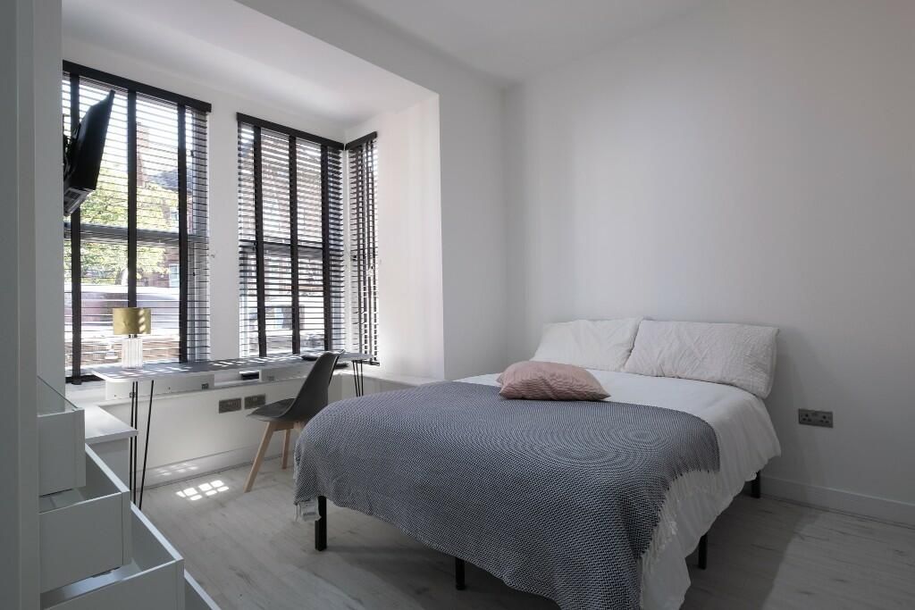 Property photo 2 of 14 Bright, Modern Double Bedroom With A Comfortable d...