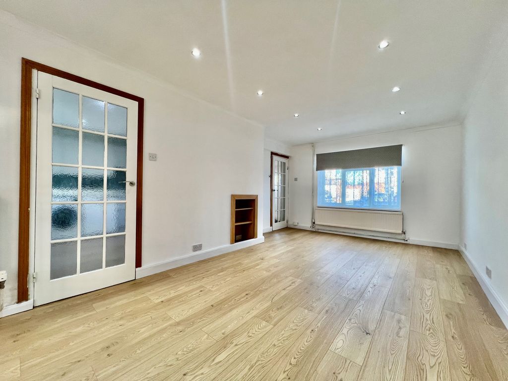 Property photo 3 of 15 Lgenewn