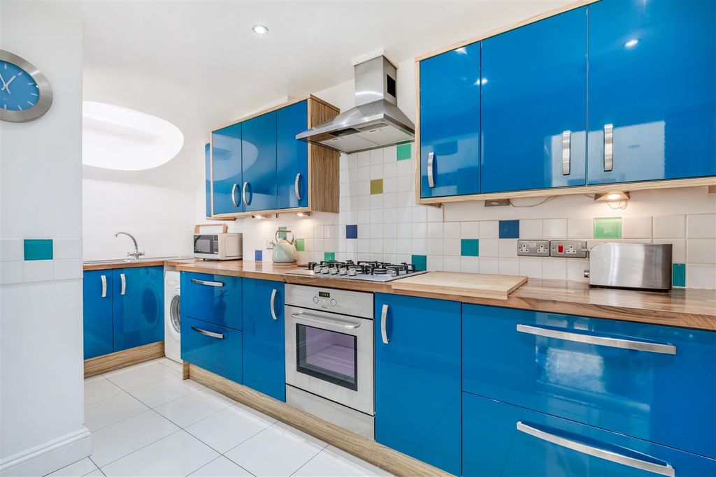 Property photo 3 of 11 Kitchen