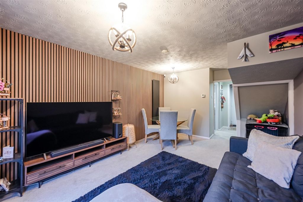 Property photo 3 of 20 Wolfscote Dale, Church Gresley (13).Jpg