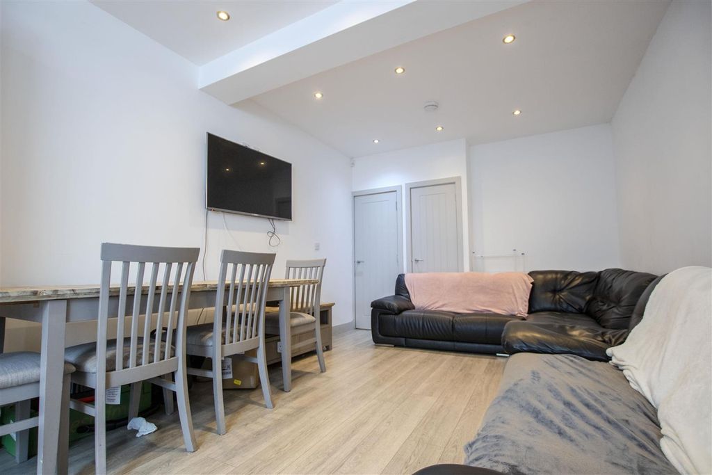 Property photo 1 of 18 Approach