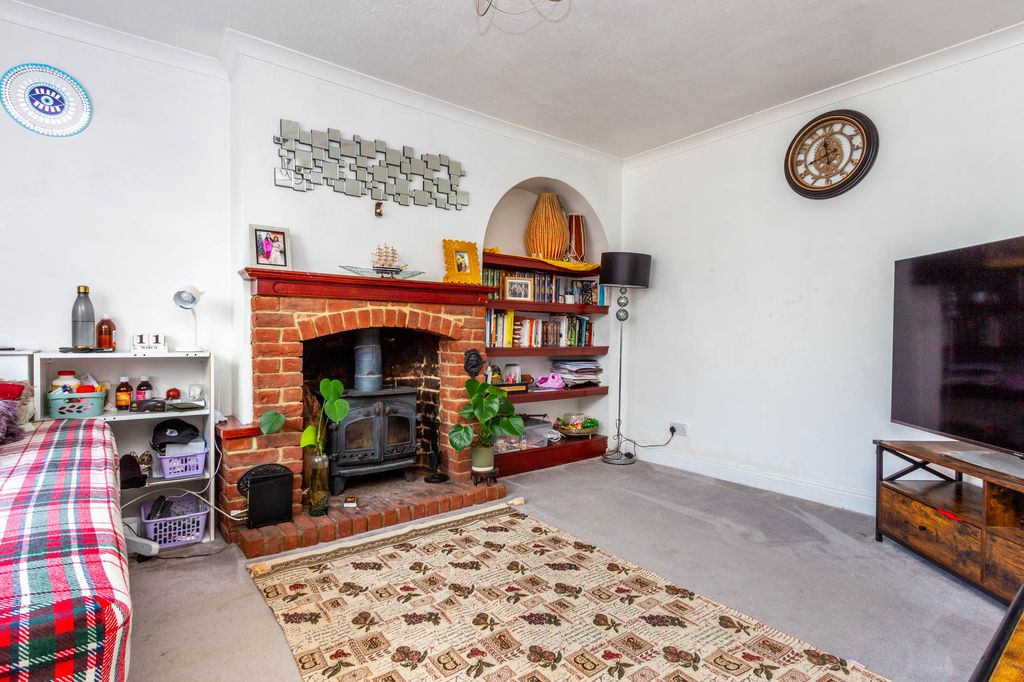 Property photo 3 of 13 Lounge