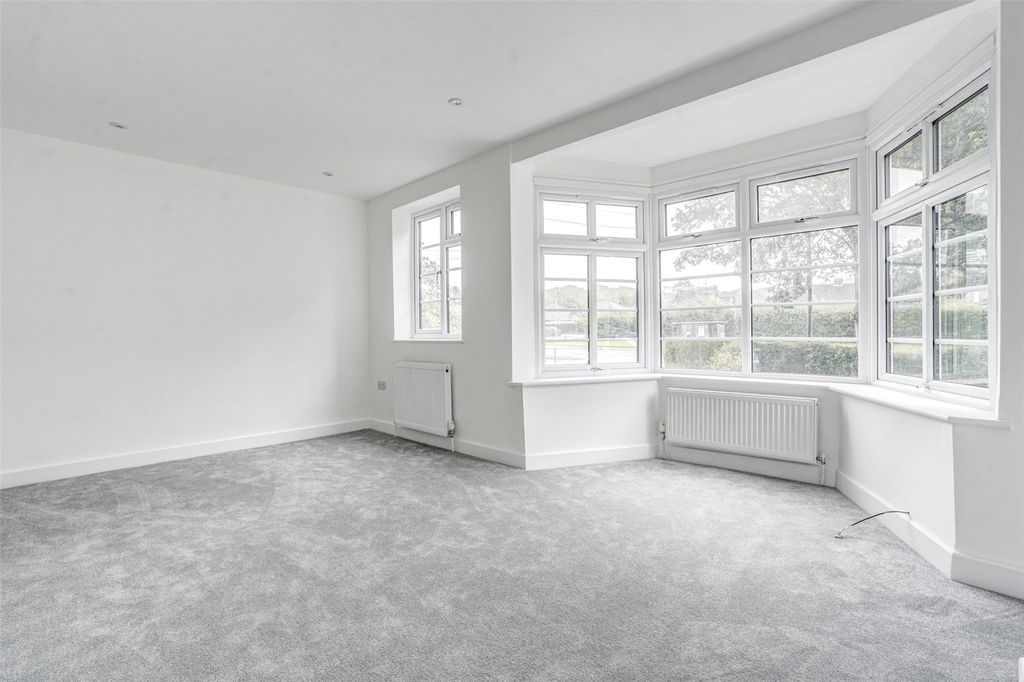 Property photo 2 of 16 Picture No. 12