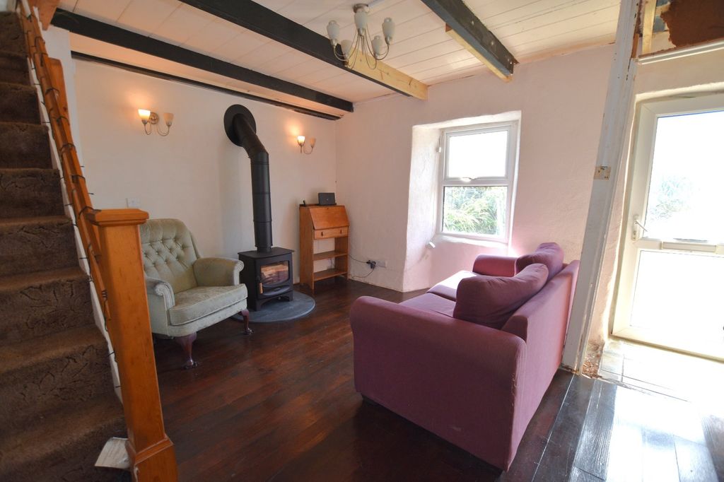 Property photo 3 of 14 Lounge
