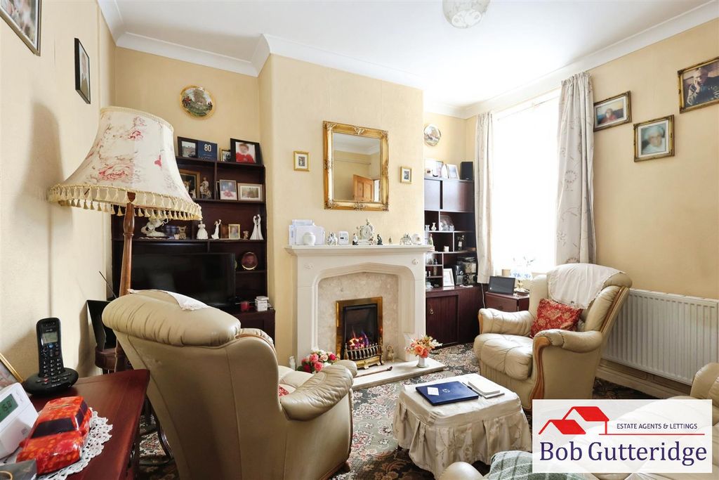 Property photo 3 of 13 Lounge