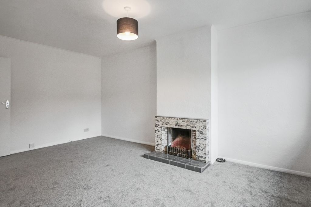 Property photo 3 of 19 5 Hall Drive, Harefield, Uxbridge, Middlesex, Ub9 6La