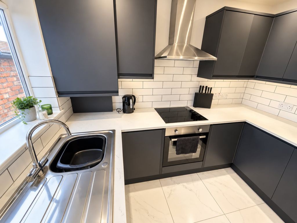 Property photo 3 of 8 122 Adelaide - 8