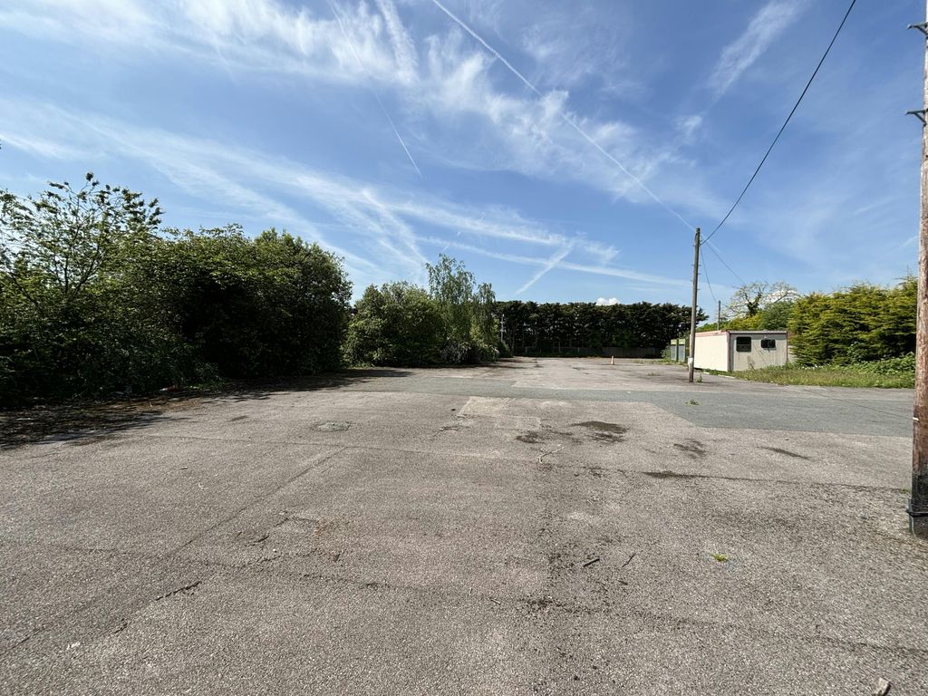 Property photo 3 of 8 Glenhaven Yard