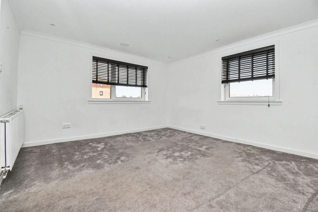 Property photo 2 of 10 Lounge Angle 1