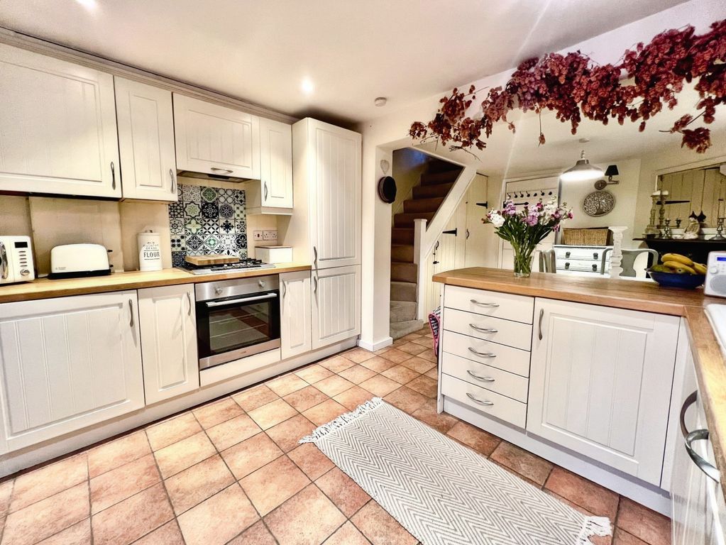 Property photo 3 of 17 Kitchen