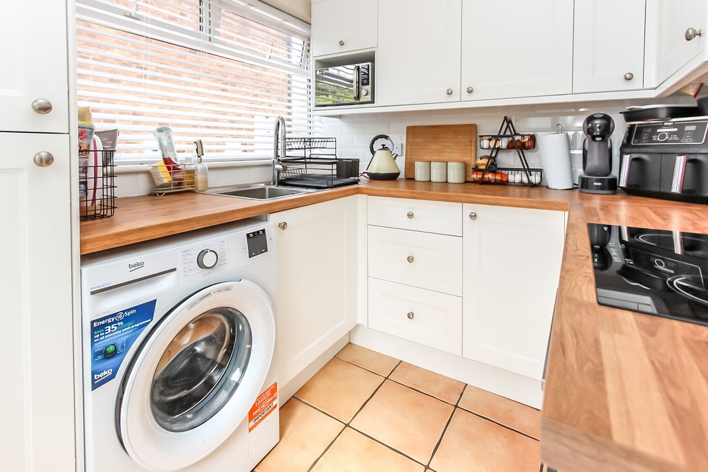 Property photo 3 of 10 Kitchen