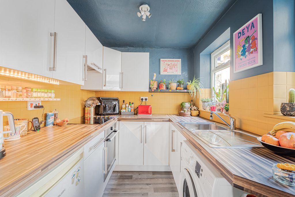 Property photo 3 of 21 Kitchen
