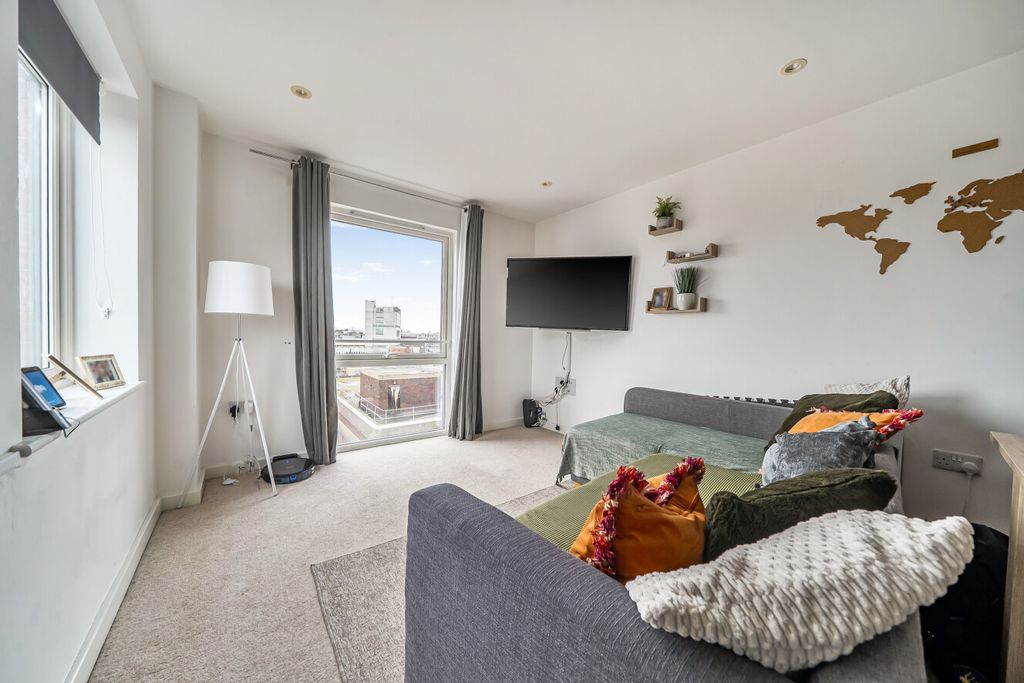 Property photo 1 of 17 1408856-7-698c6Bd...