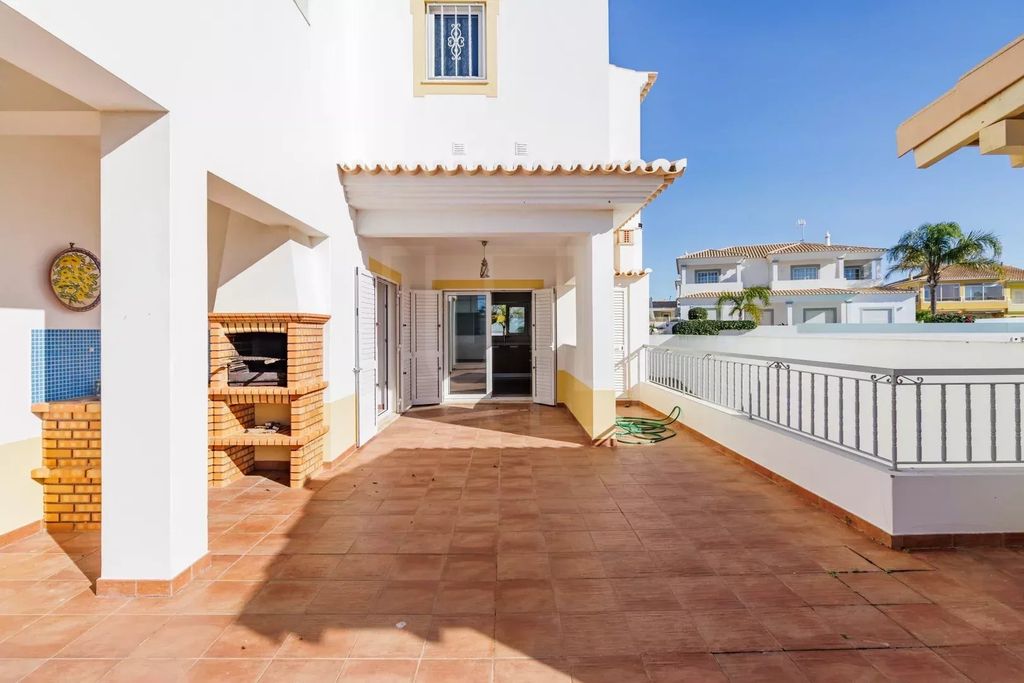 Property photo 3 of 127