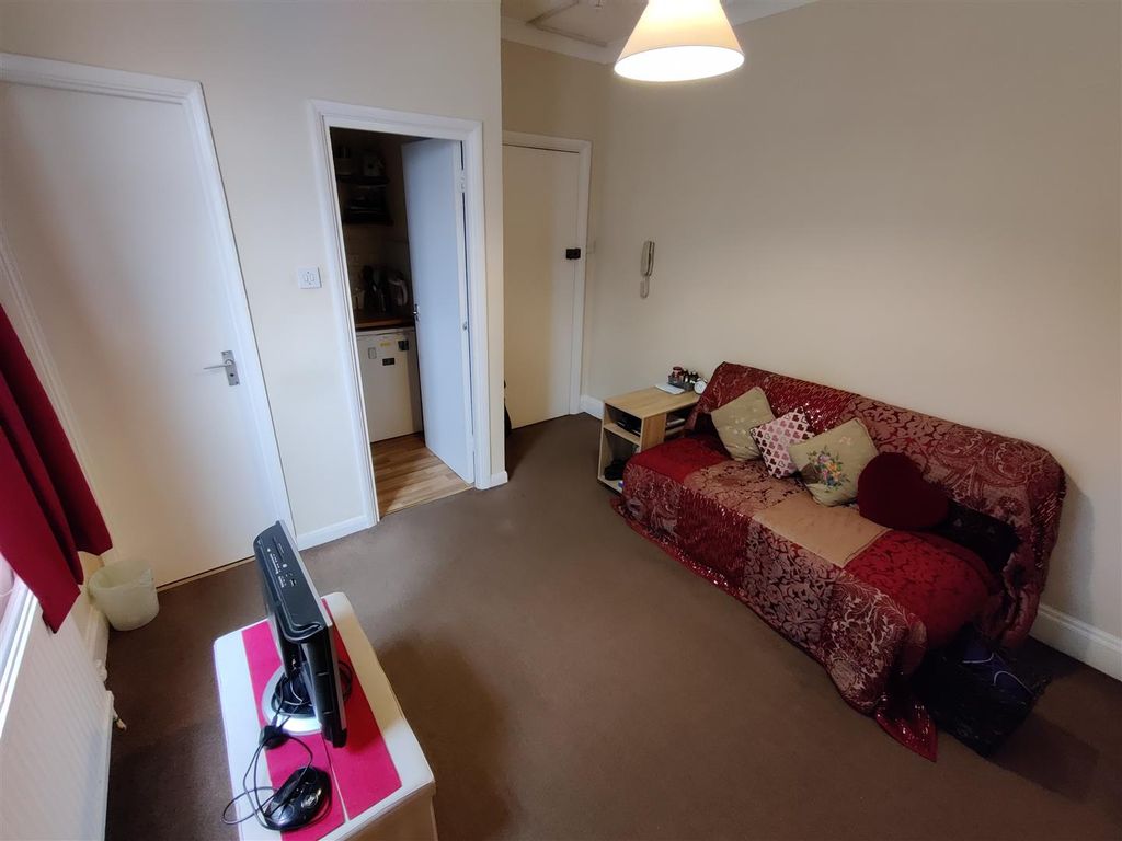 Property photo 2 of 4 Flat 5, 31 Bekmont Road Livingroom 2.Jpg