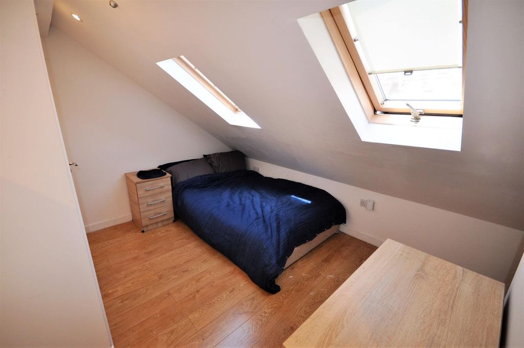 Property photo 2 of 8 Bedroom