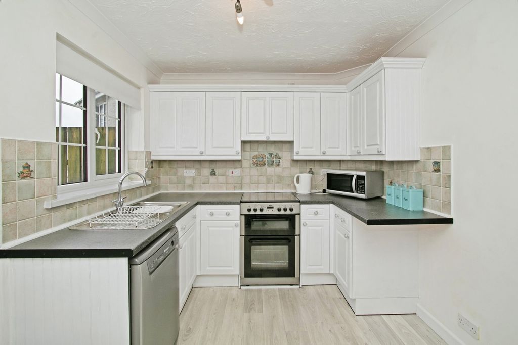 Property photo 3 of 33 Kitchen