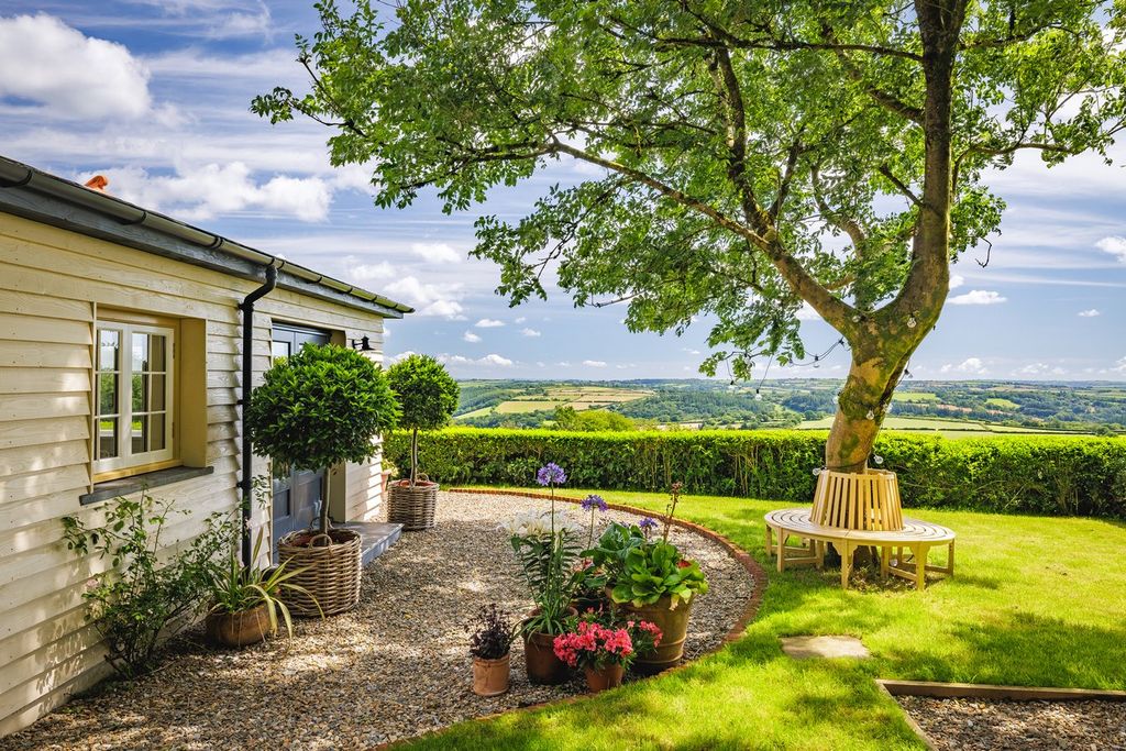 Property photo 2 of 60