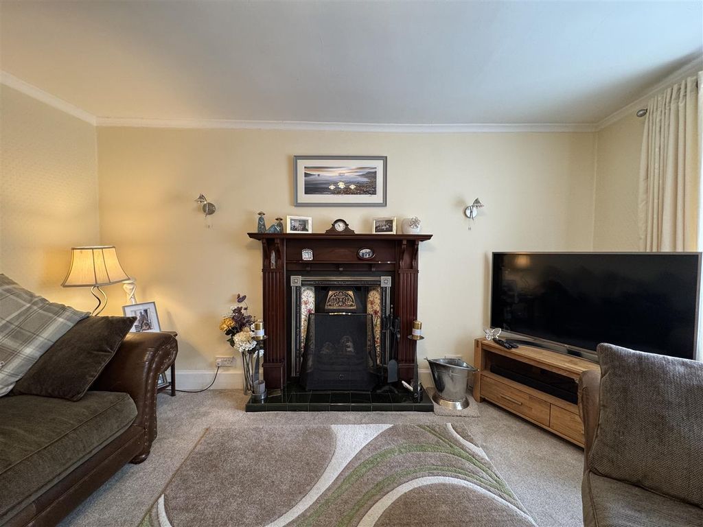 Property photo 3 of 24 Lounge 2.Jpg