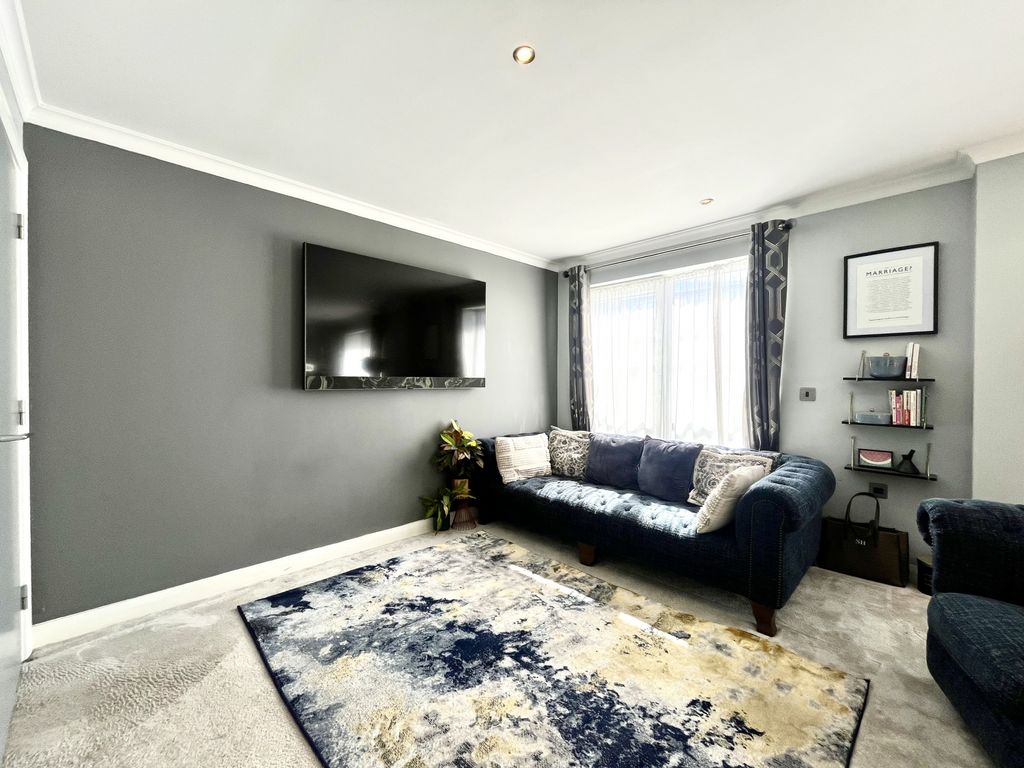 Property photo 3 of 15 Lounge