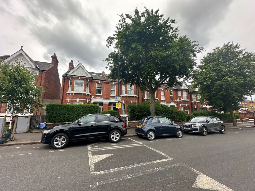 Property photo 1 of 3 3 Bedroom Flat Furness Road Nw10