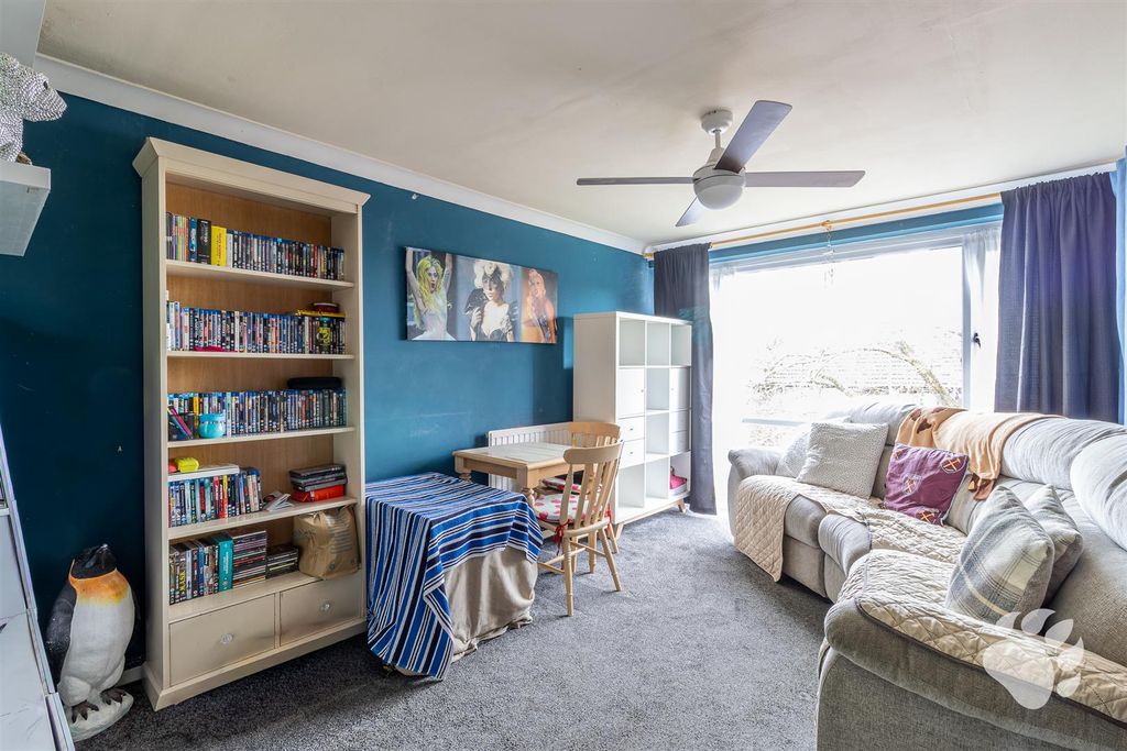 Property photo 2 of 10 Lounge