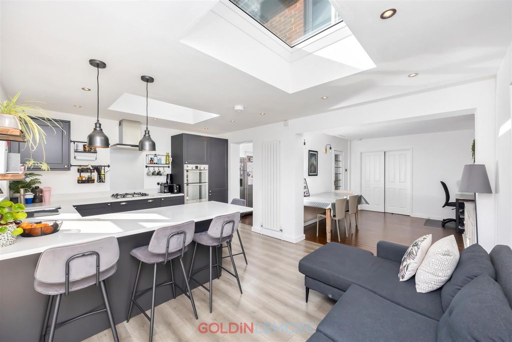 Property photo 3 of 21 Kitchen/Breakfast Room