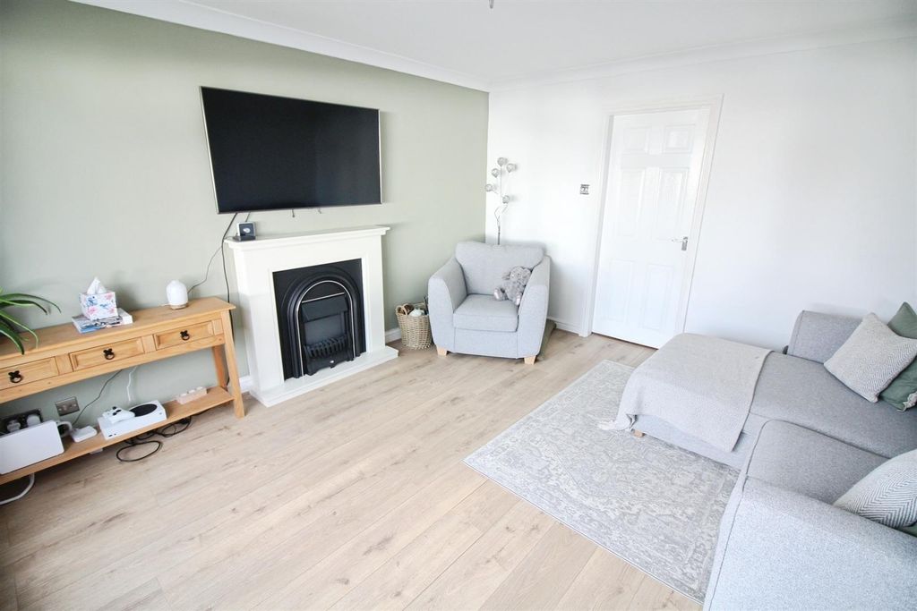 Property photo 3 of 15 Lounge