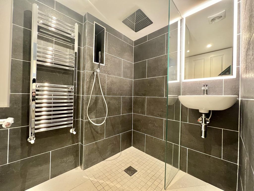 Property photo 2 of 11 Bathroom