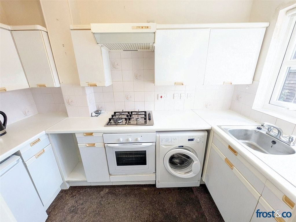 Property photo 3 of 10 Kitchen