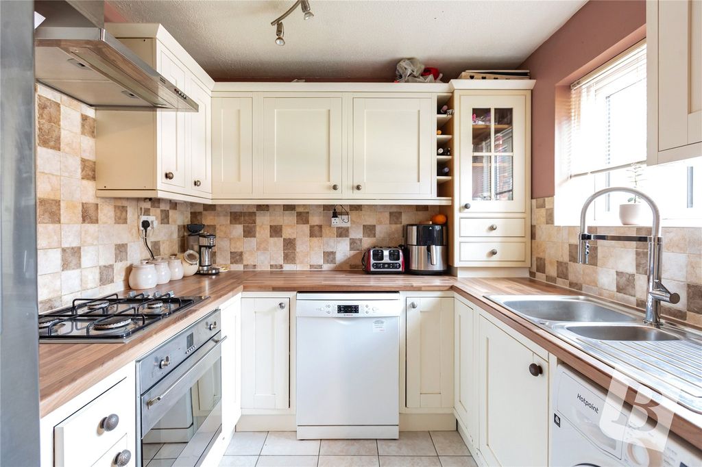 Property photo 3 of 17 Kitchen