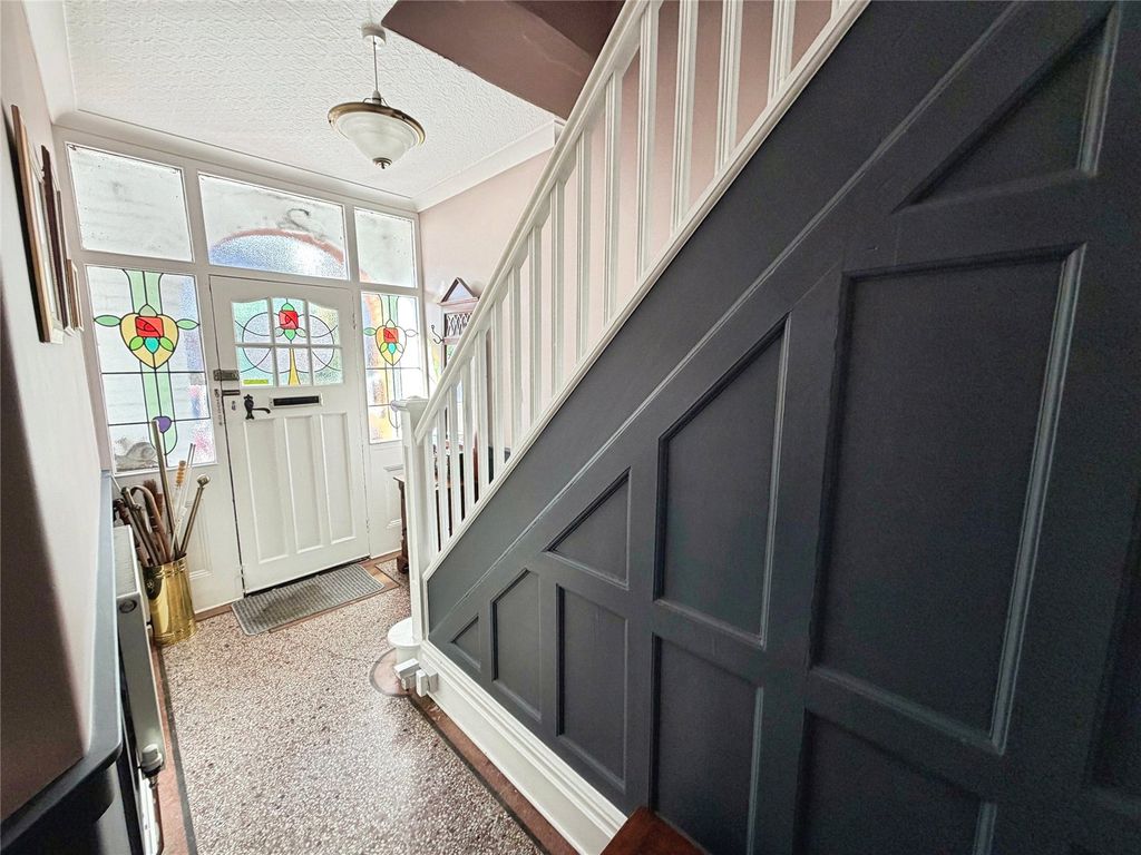 Property photo 3 of 11 Entrance Hall