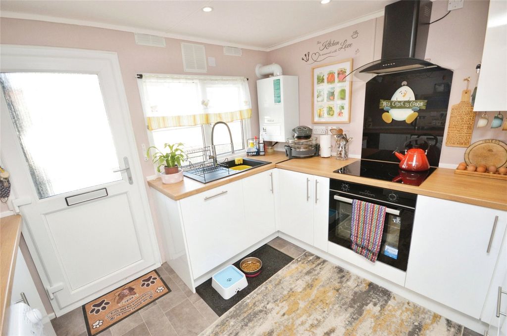 Property photo 3 of 16 Kitchen