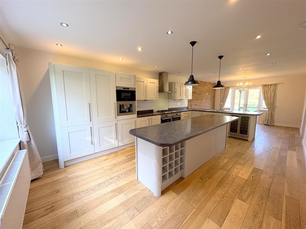 Property photo 2 of 28 Kitchen/Dining Area