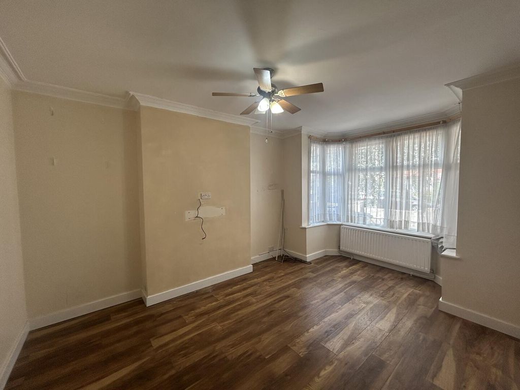 Property photo 3 of 11 Living Room