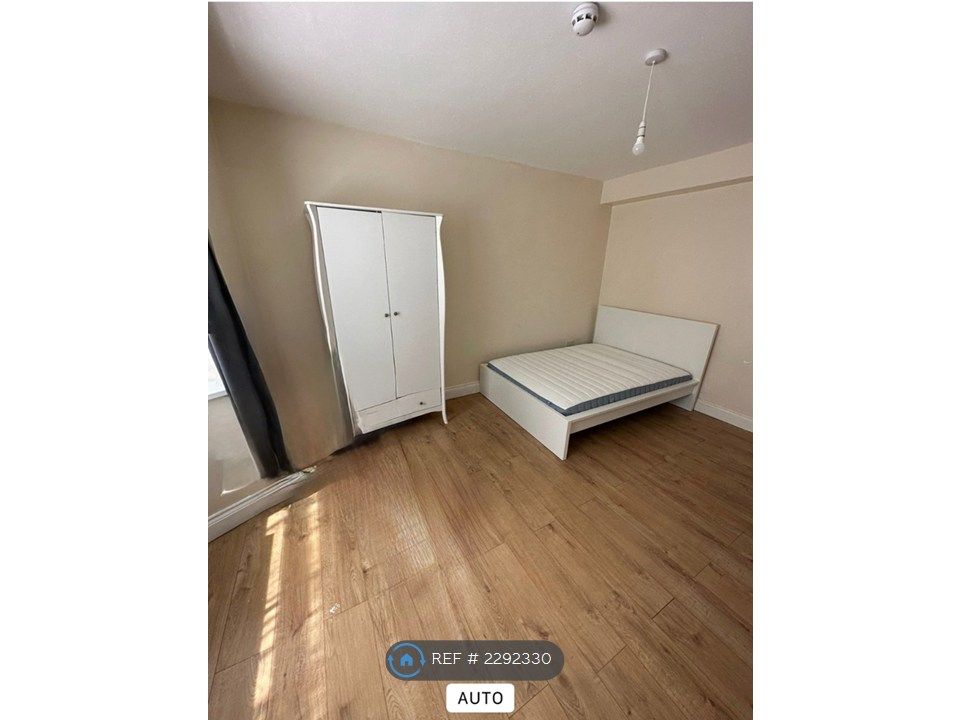 Property photo 1 of 9 Large Double Room Suitable For Couple