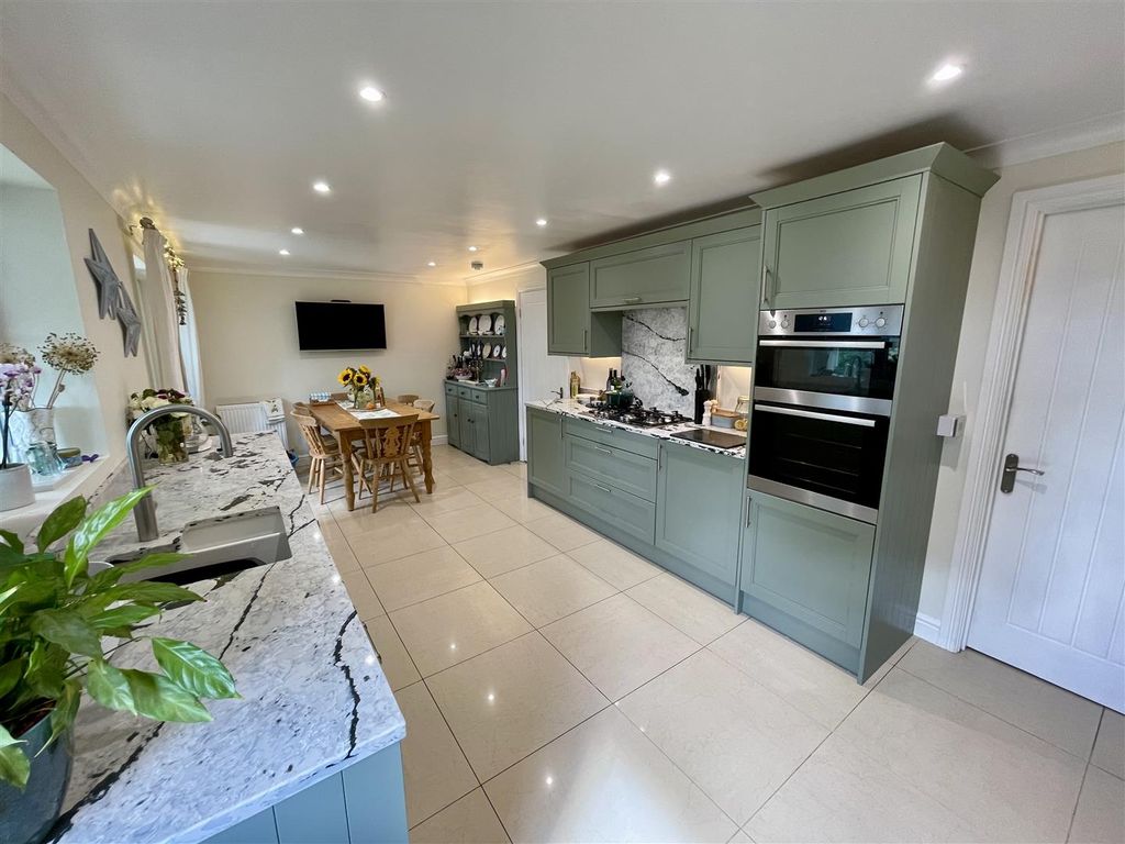 Property photo 3 of 19 Kitchen / Diner