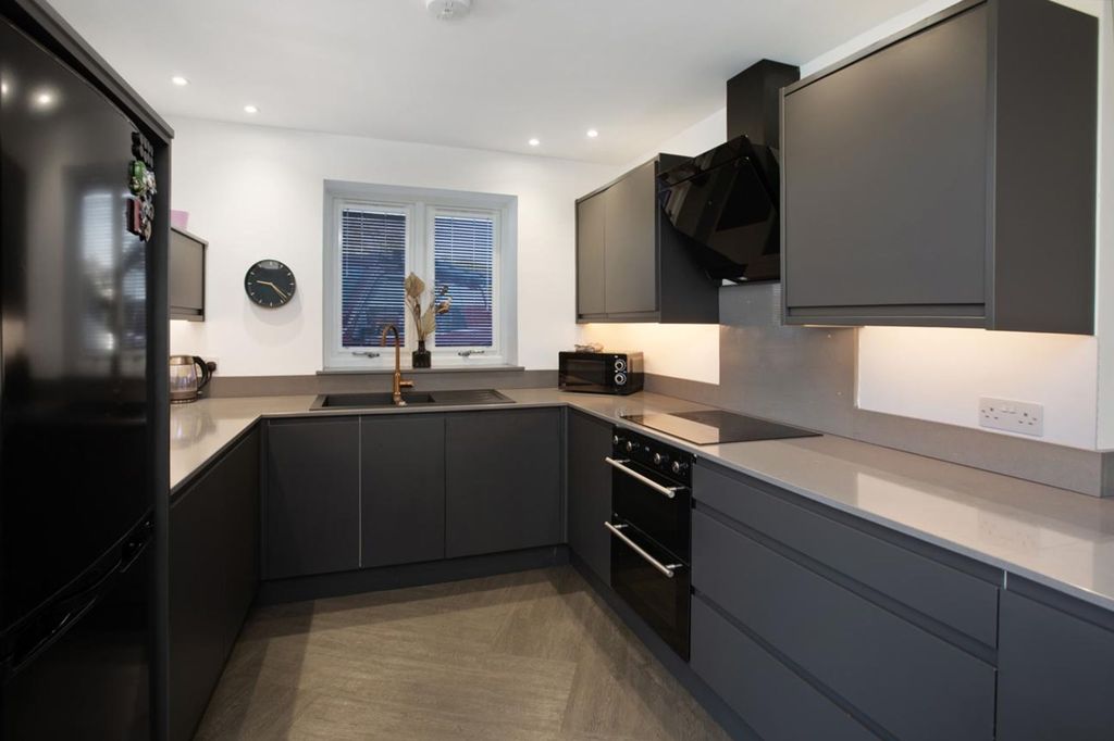 Property photo 3 of 25 Kitchen