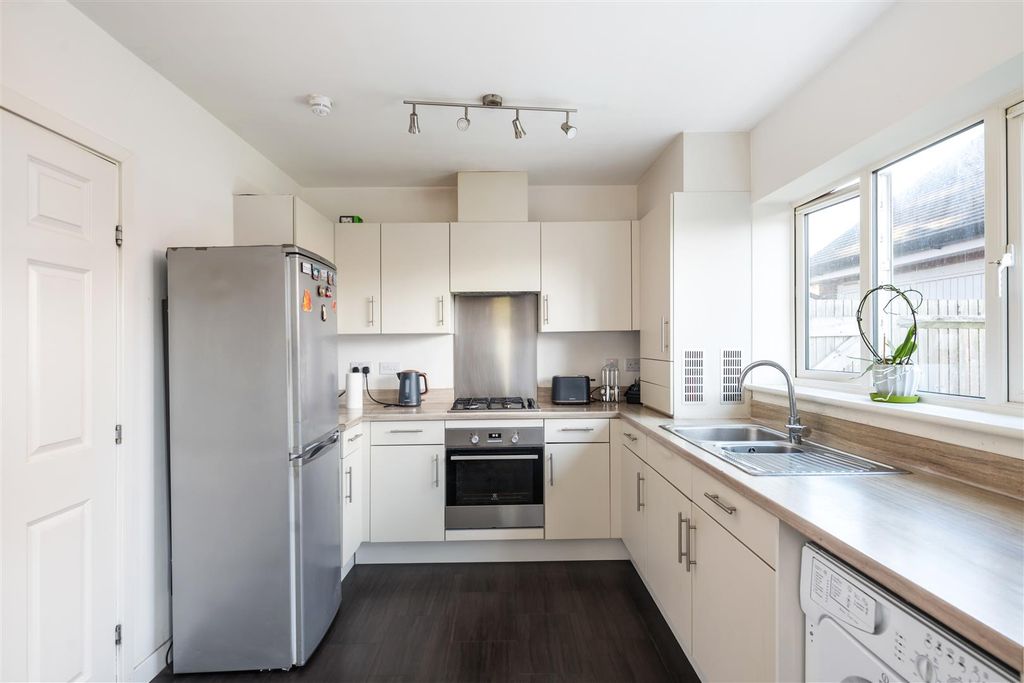 Property photo 2 of 16 15 Tanner Crescent Internals14.Jpg