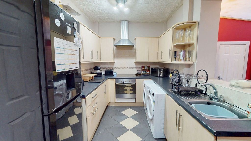 Property photo 3 of 11 Kitchen