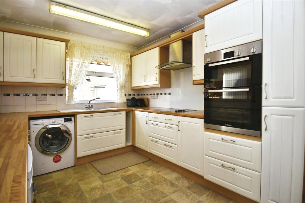 Property photo 3 of 25 Dining Kitchen